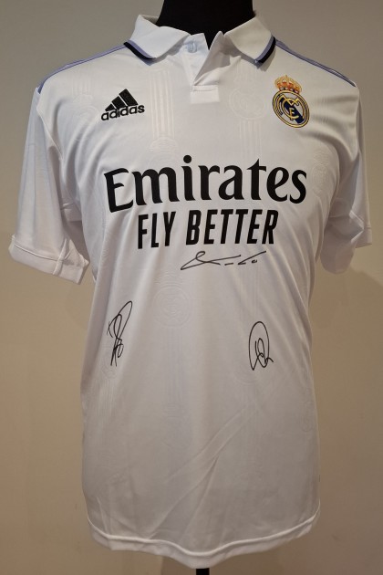 La maglia replica firmata di Luka Modric, Vini Jnr e Karim Benzema per il Real Madrid 2022/23