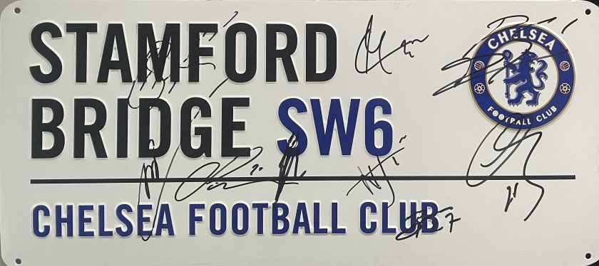 Cartello stradale di Stamford Bridge con firma multipla del Chelsea FC