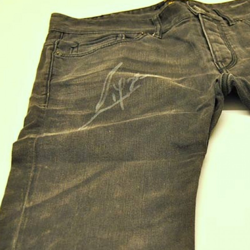 Jeans di Ligabue autografati e indossati nel concerto del 2008 all'Arena di Verona