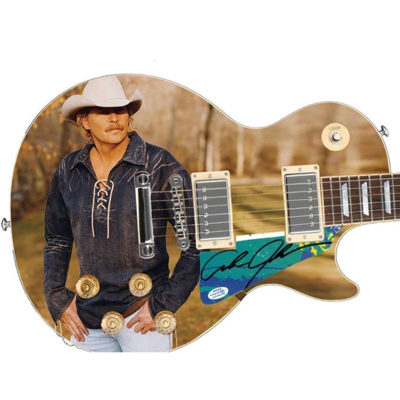 Alan Jackson firma il battipenna di una chitarra Custom Signature Edition