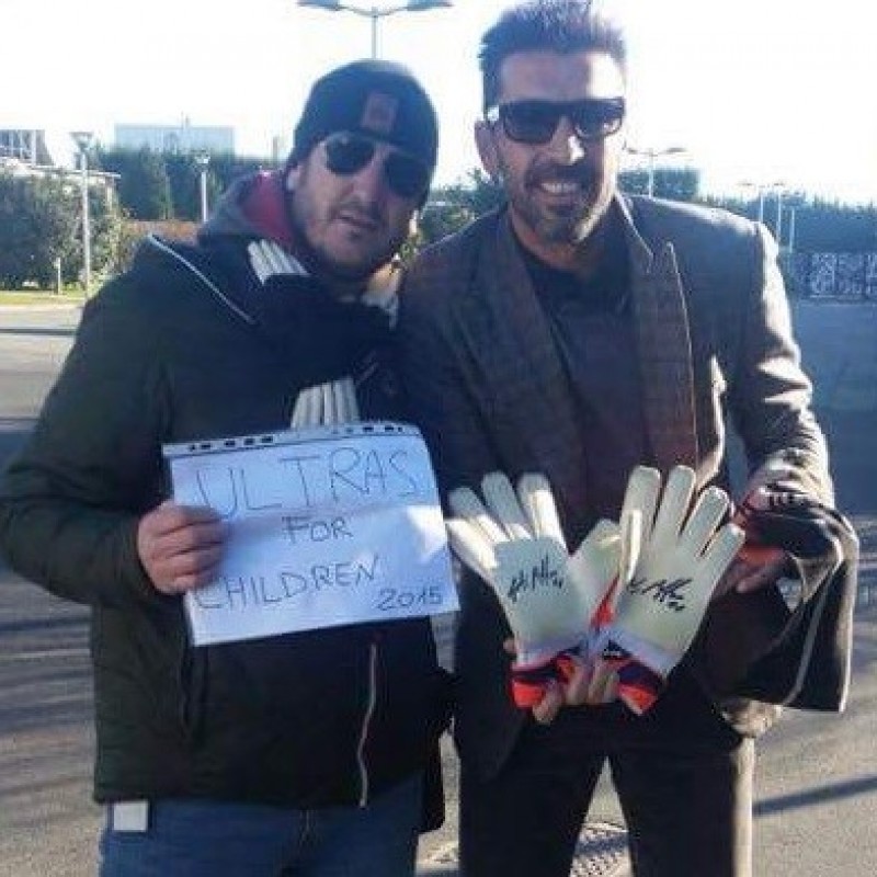 Buffon Juventus gloves, worn and signed