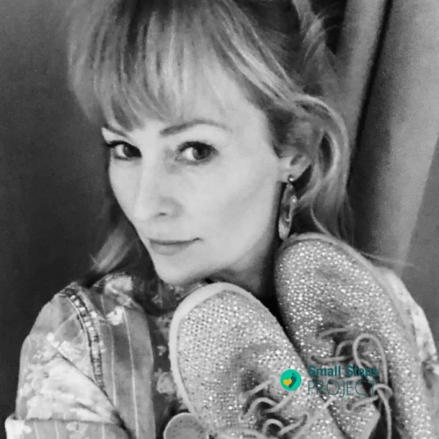 Le scarpe usurate e firmate di Jen Grant