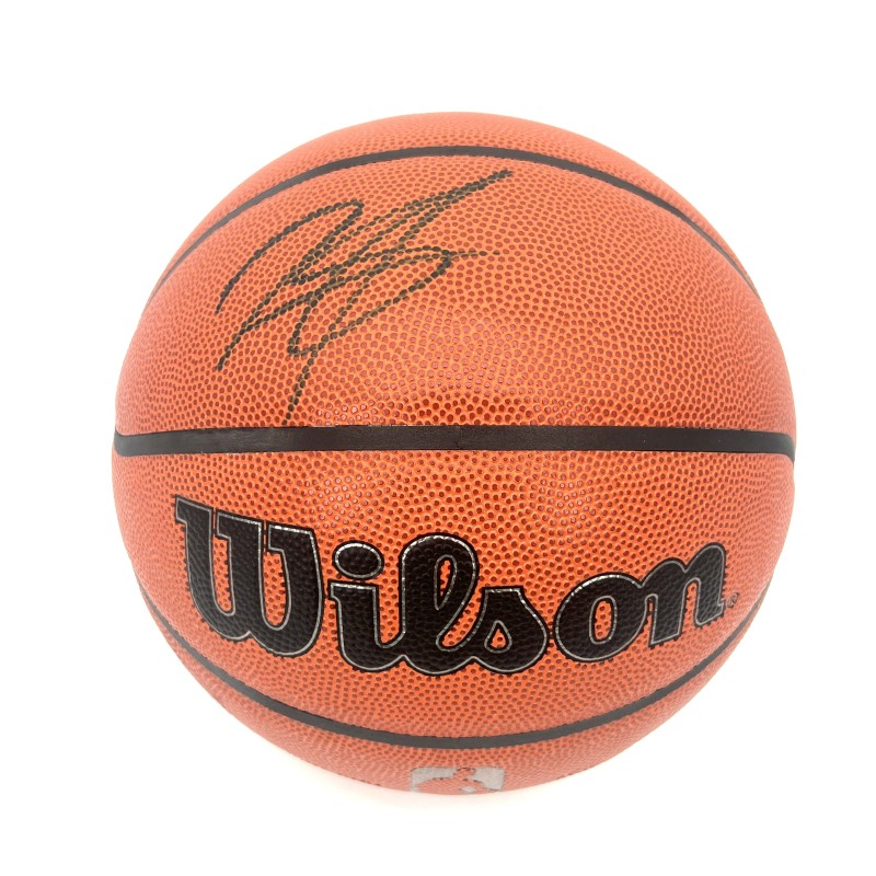 Il pallone da basket firmato da Karl-Anthony Towns per i Minnesota Timberwolves
