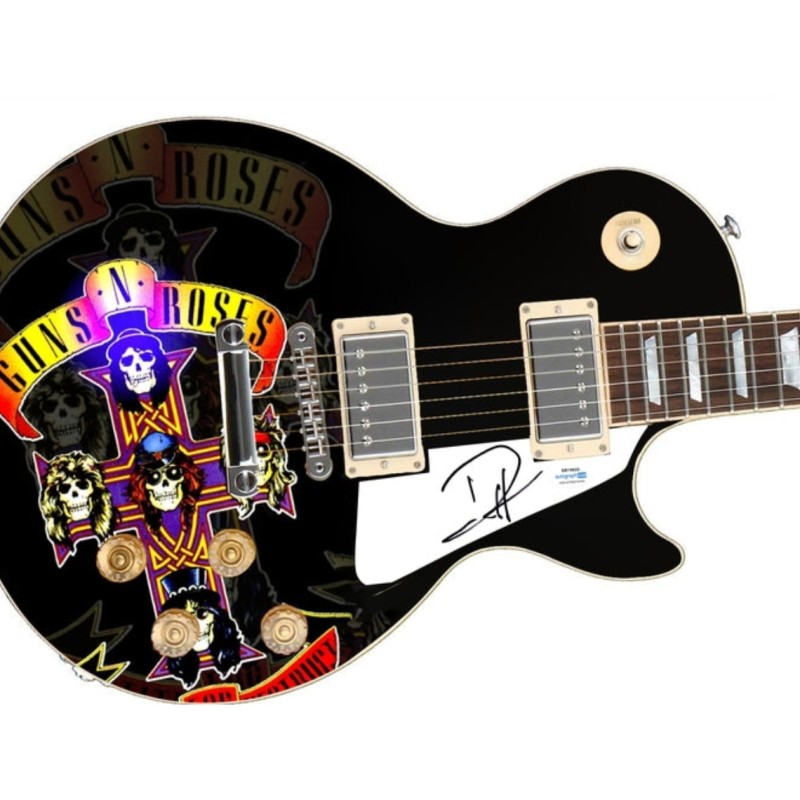 Duff McKagan dei Guns N' Roses firma il battipenna di una chitarra Custom Signature Edition