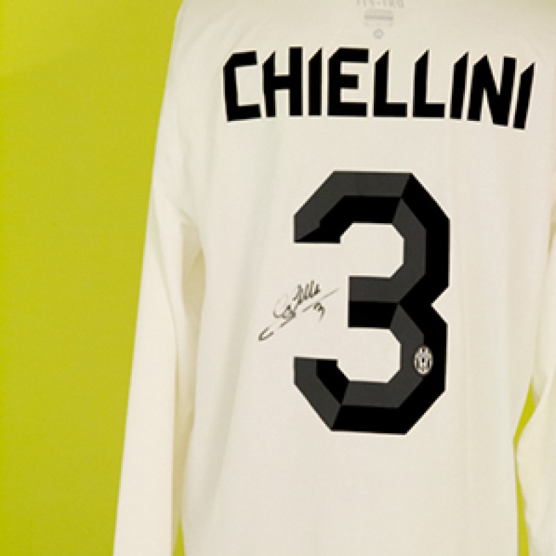 Giorgio Chiellini's autographed jersey prepared for 2011-2012 Italian Cup 