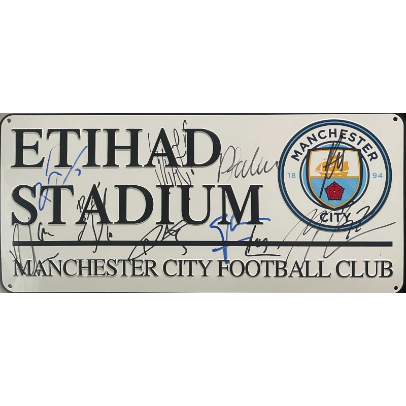 Cartello stradale dello stadio Ethiad con firma multipla del Manchester City