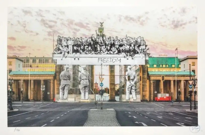 Opera "Giants, Brandenburg Gate, September 27, Germany, 2018" di JR