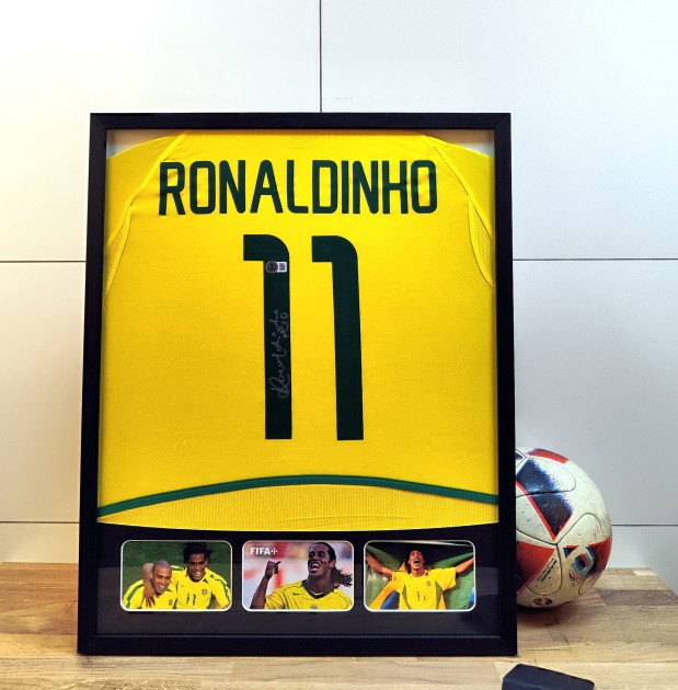 La maglia di Ronaldinho per il Brasile 2002 firmata e incorniciata