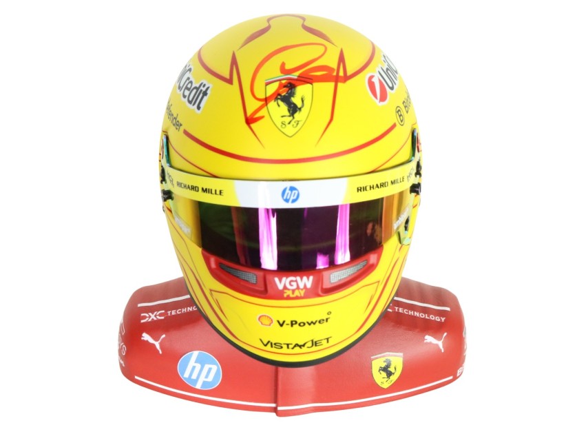 Casco in scala 1:2 Hamilton Scuderia Ferrari, 2025 - Autografato da Lewis Hamilton