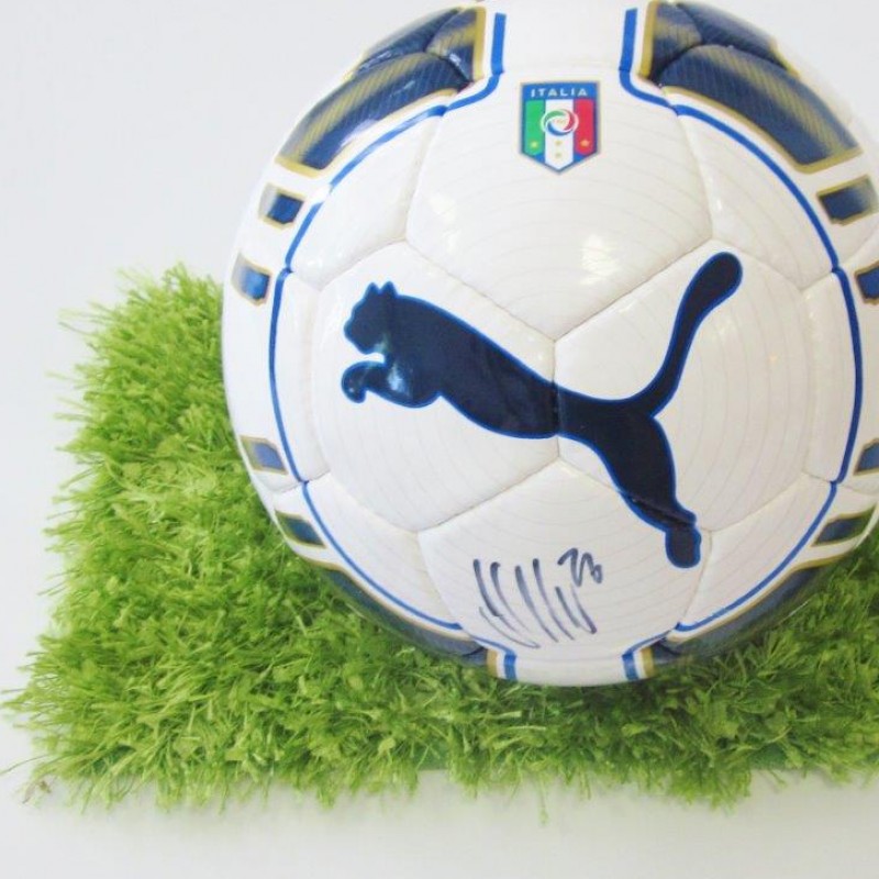 Pallone ufficiale Puma della Nazionale autografato da Pirlo, Chiellini, Lichsteiner, Pereyra