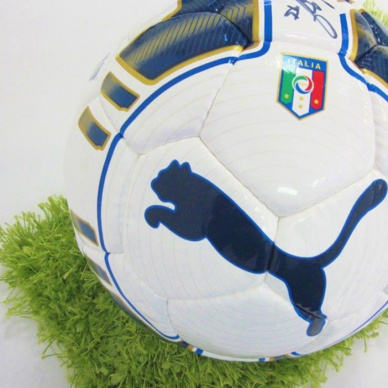 Pallone ufficiale Puma della Nazionale autografato da Chiellini, Barzagli, Morata, Storari