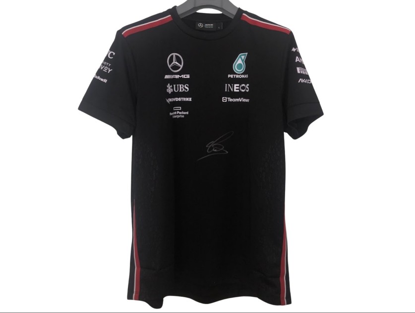 T-shirt ufficiale Mercedes AMG F1 Team, 2023 - Autografata da Lewis Hamilton
