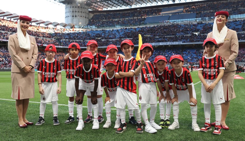 Scendi in campo come Mascotte in occasione del match - Milan vs Torino di Serie A