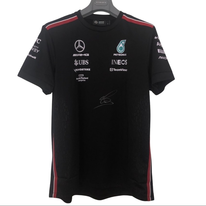 T-shirt ufficiale Mercedes AMG F1 Team, 2023 - Autografata da Lewis Hamilton