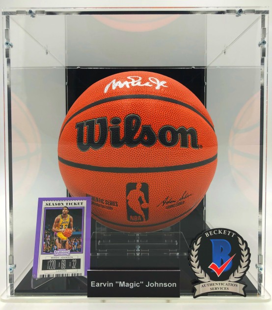 Esposizione di palloni da basket firmati da Earvin "Magic" Johnson