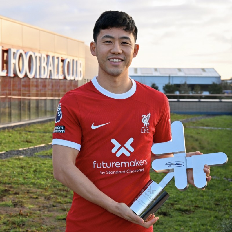 Trofeo "Player of the Month" di Wataru Endo "Futuremakers x Liverpool FC"