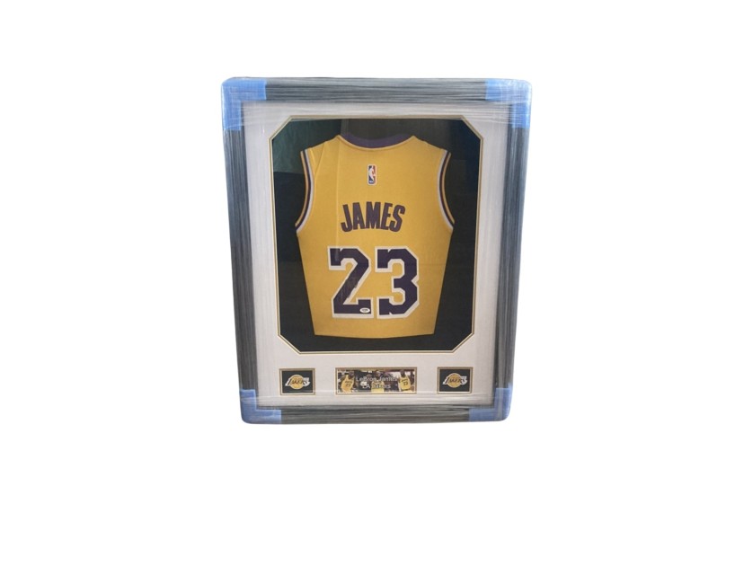 La maglia dei Lakers di LeBron James firmata e incorniciata