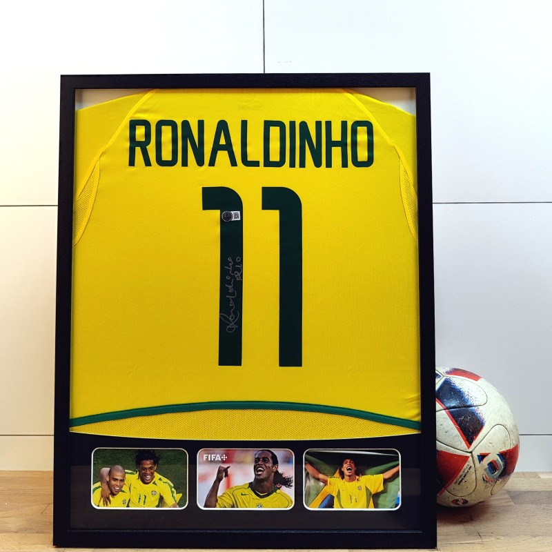 La maglia di Ronaldinho per il Brasile 2002 firmata e incorniciata