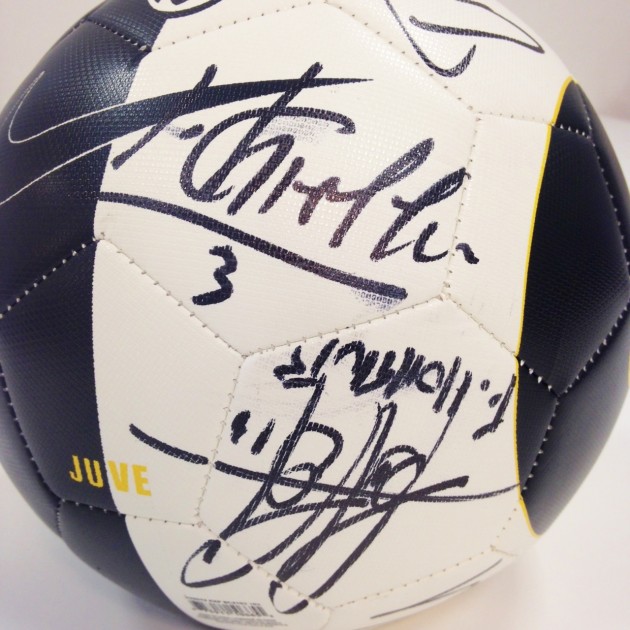 Pallone ufficiale Juventus autografato dai giocatori rosa 2014-15