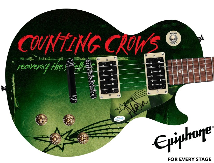 Adam Duritz dei Counting Crows firma una chitarra con grafica personalizzata