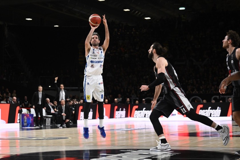 Della Valle's Signed Unwashed Kit, Virtus Bologna vs Pallacanestro Brescia  2023 - CharityStars