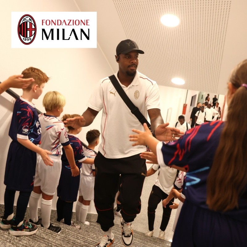 Scendi in Campo come Mascotte in occasione del match - Milan vs Verona di Serie A