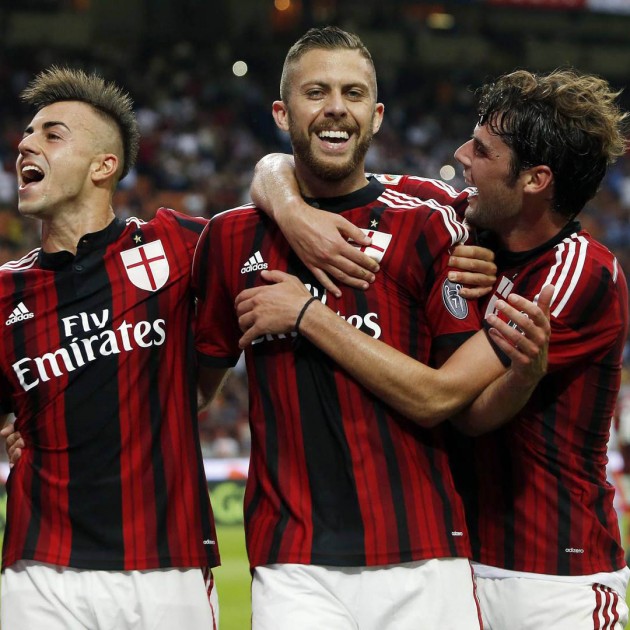 See Milan-Palermo from VIP seats, join the special Walk About and receive Montolivo's shirt from the hands of a Milan legend