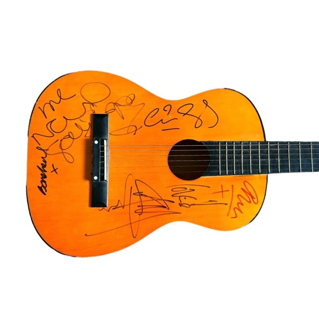 Chitarra acustica autografata dagli Oasis 