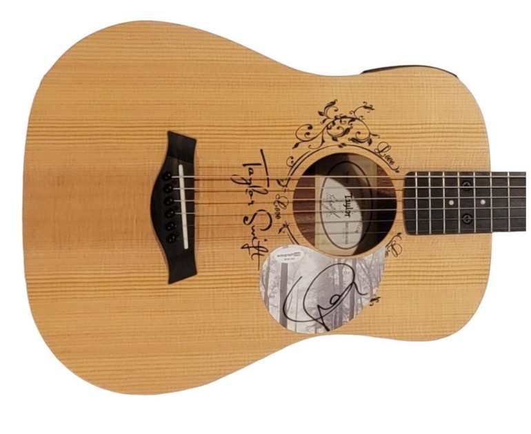 Chitarra "Baby Taylor" autografata da Taylor Swift