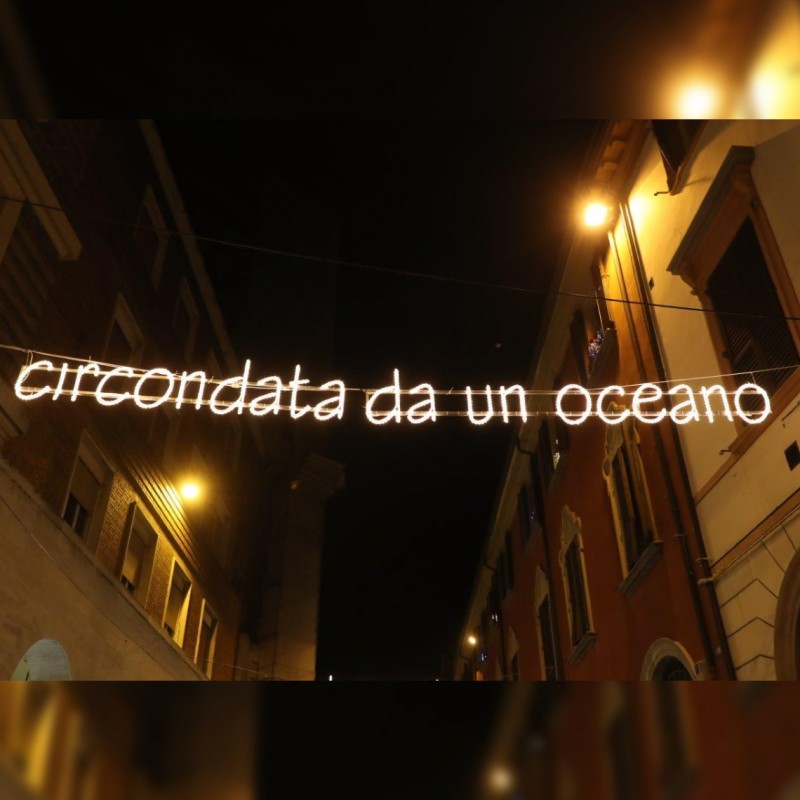 "Circondata da un oceano"  - Streetlight by Ayrton Senna