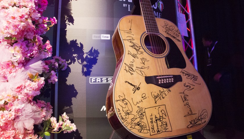Chitarra Sanremo 2018 artists signed guitar