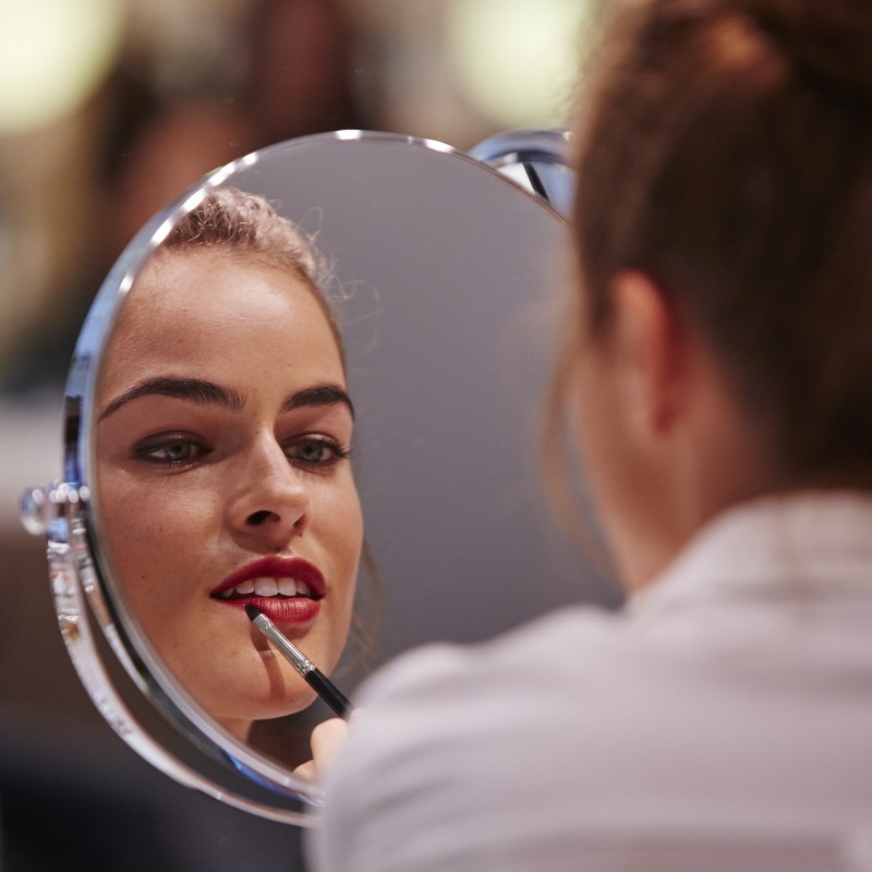 Lezione di bellezza e rossetto personalizzati presso Cosmetics à la Carte