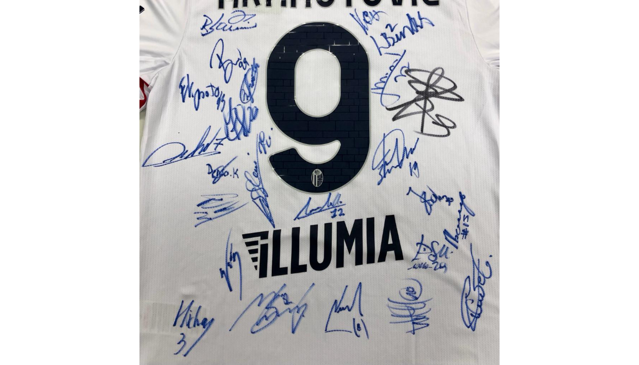 IL BOLOGNA REGALA A PATRICK ZAKI UNA MAGLIA AUTOGRAFATA | SNAI