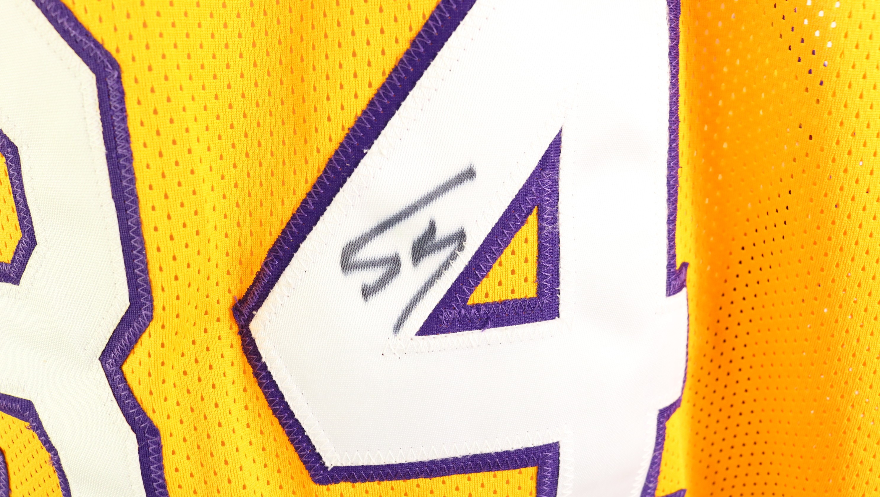 Los Angeles Lakers Official Jersey Signed by Shaquille O'Neal - CharityStars