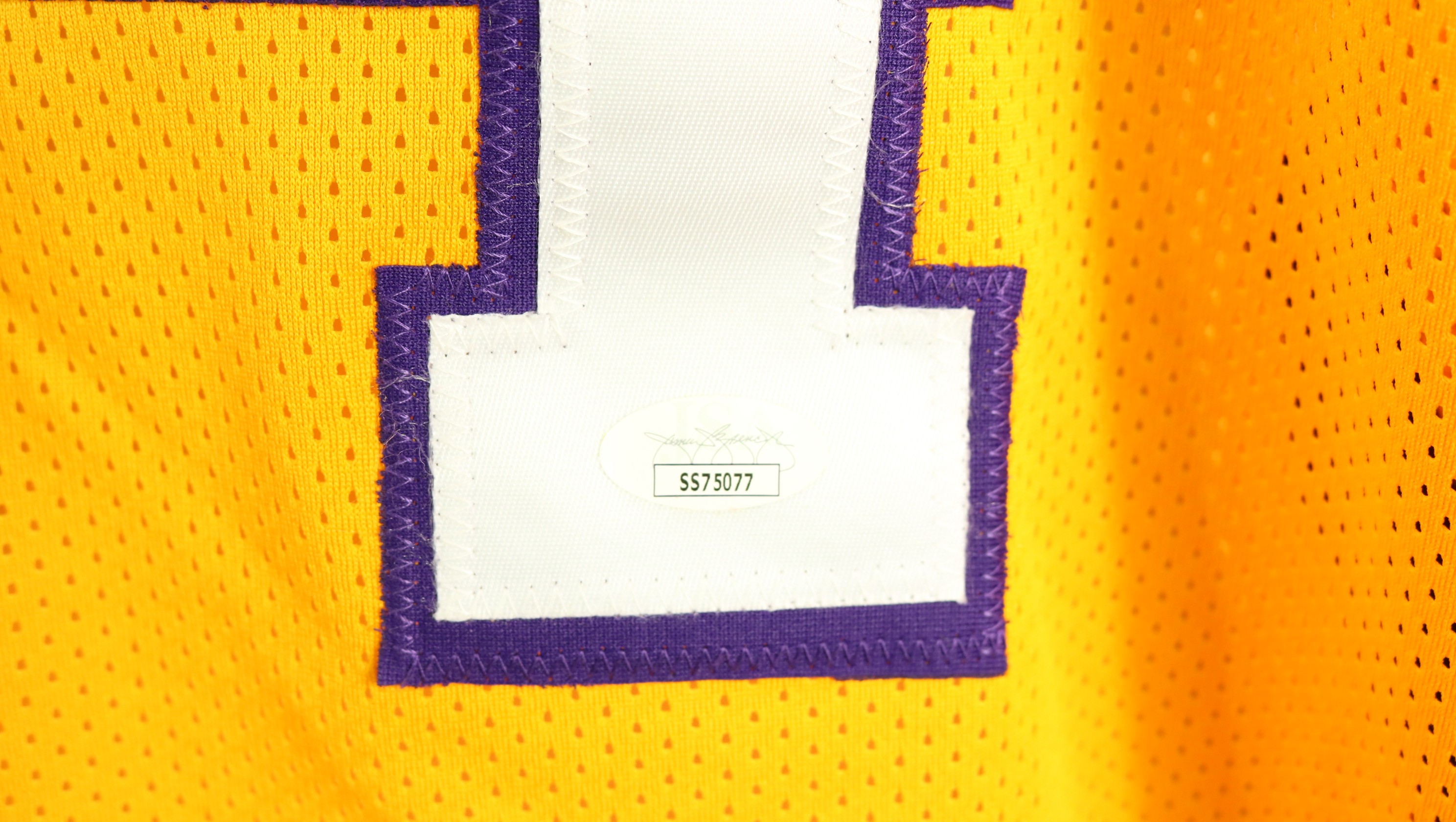 Los Angeles Lakers Official Jersey Signed by Shaquille O'Neal - CharityStars