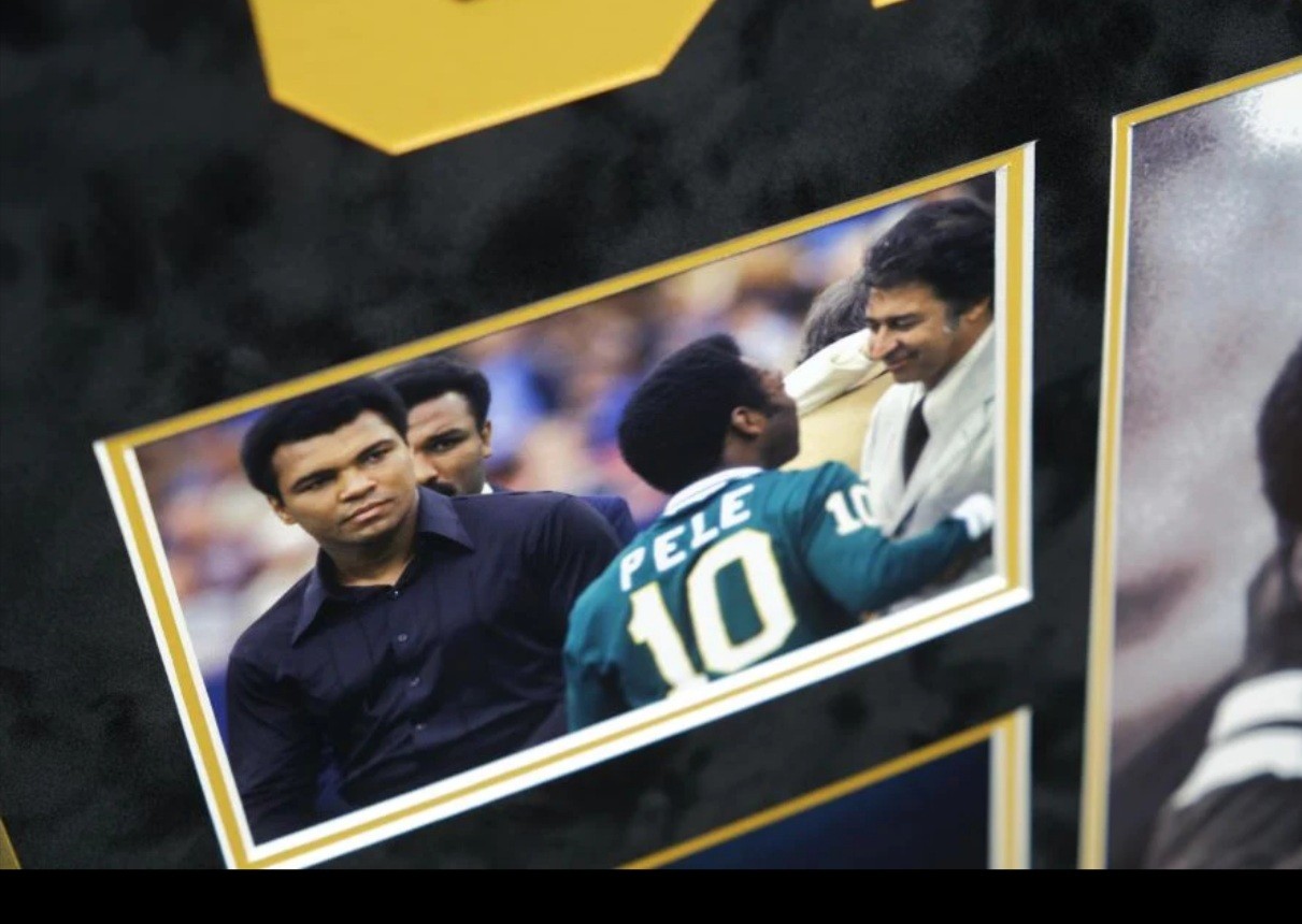 Pelé Signed Photograph with Muhammad Ali - CharityStars