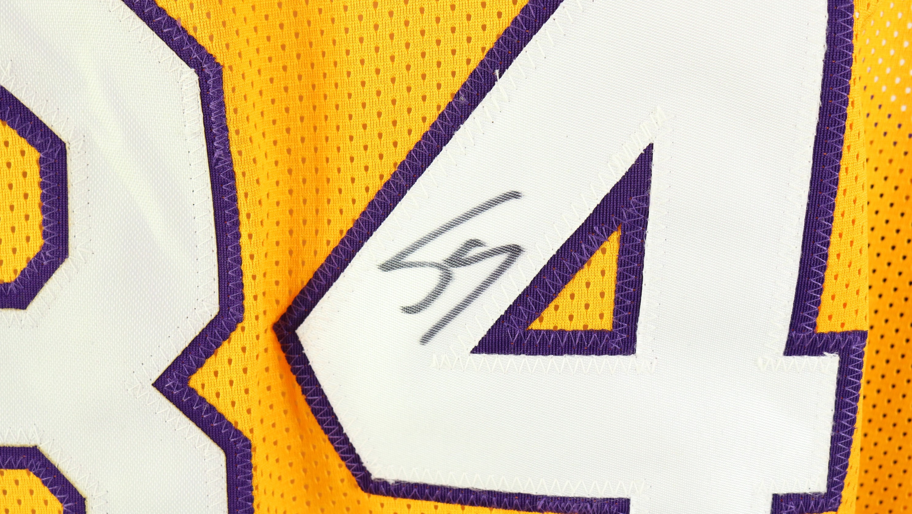 Kobe Bryant's 2015 Official Lakers Signed Jersey - CharityStars