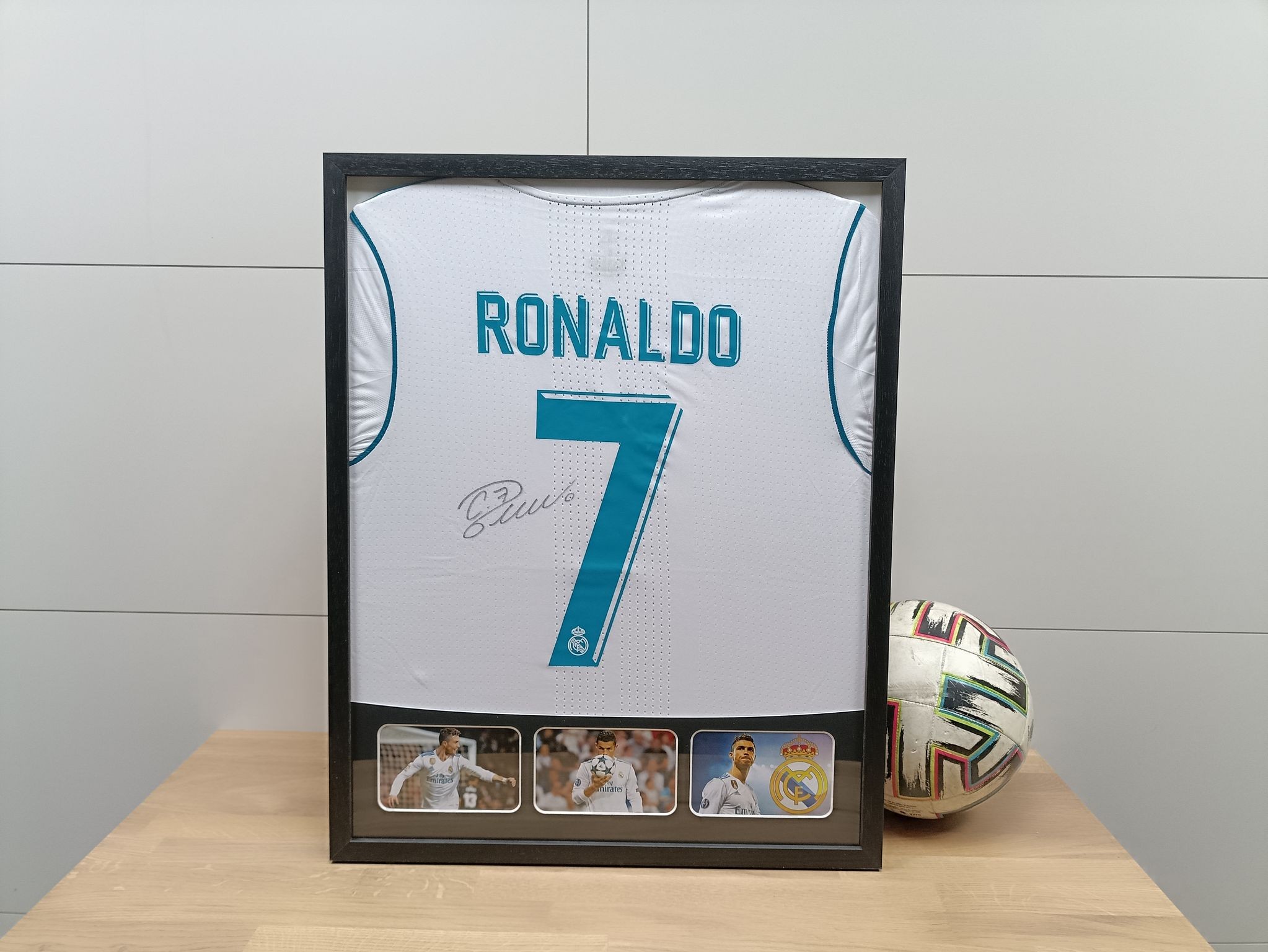 Cristiano Ronaldo Real Madrid FC Signed Soccer Football Jersey Collector  Frame