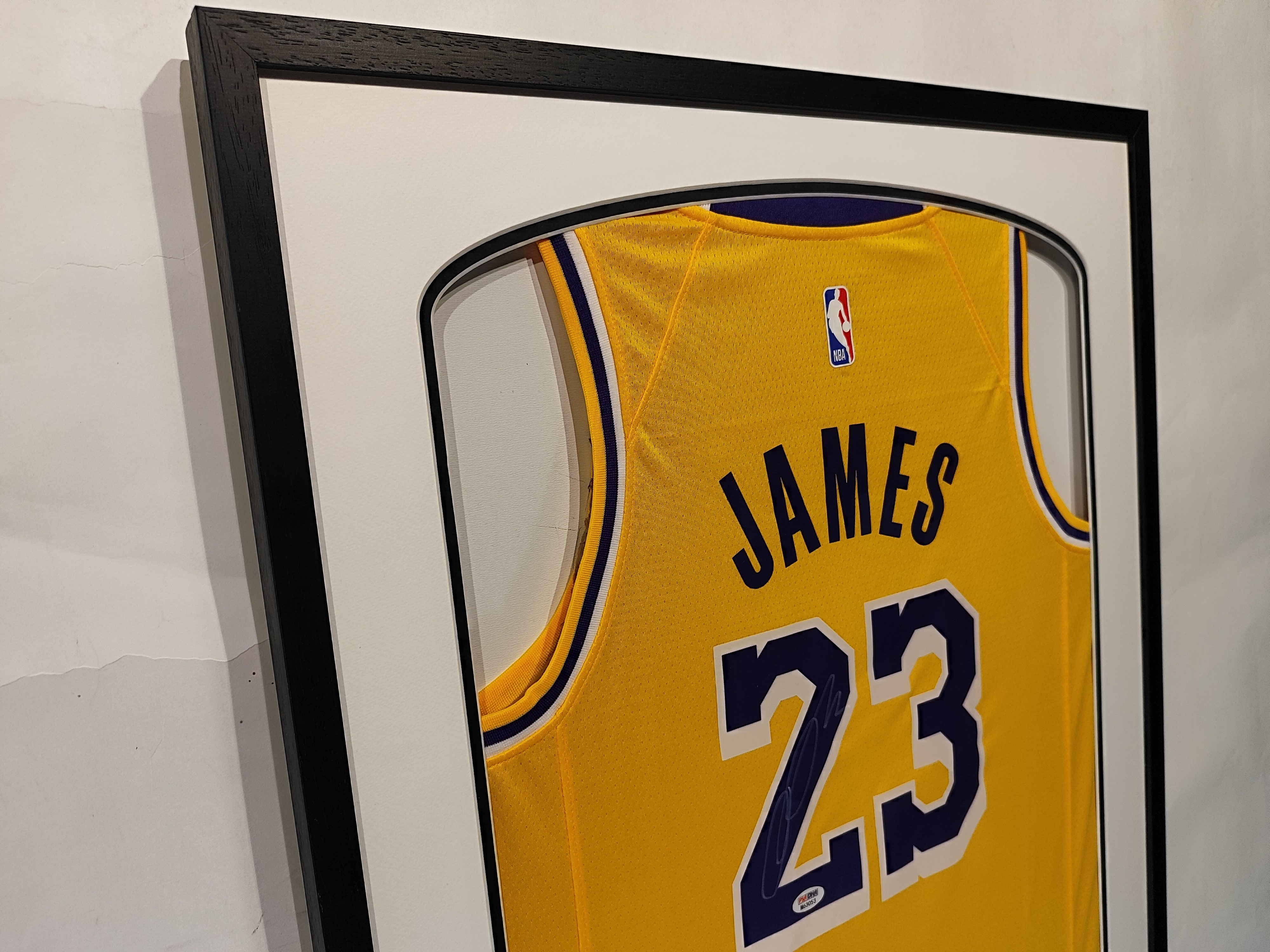 LeBron James Los Angeles Lakers signed Jersey with proof – Awesome Artifacts