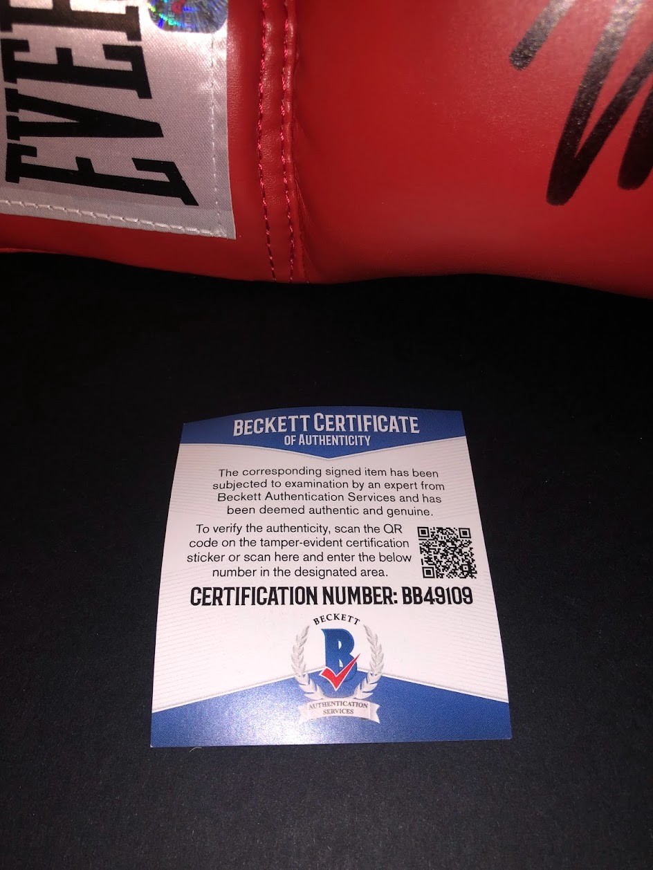 Gant de Boxe rouge signé par Mike Tyson et certfié par Beckett - 1/1