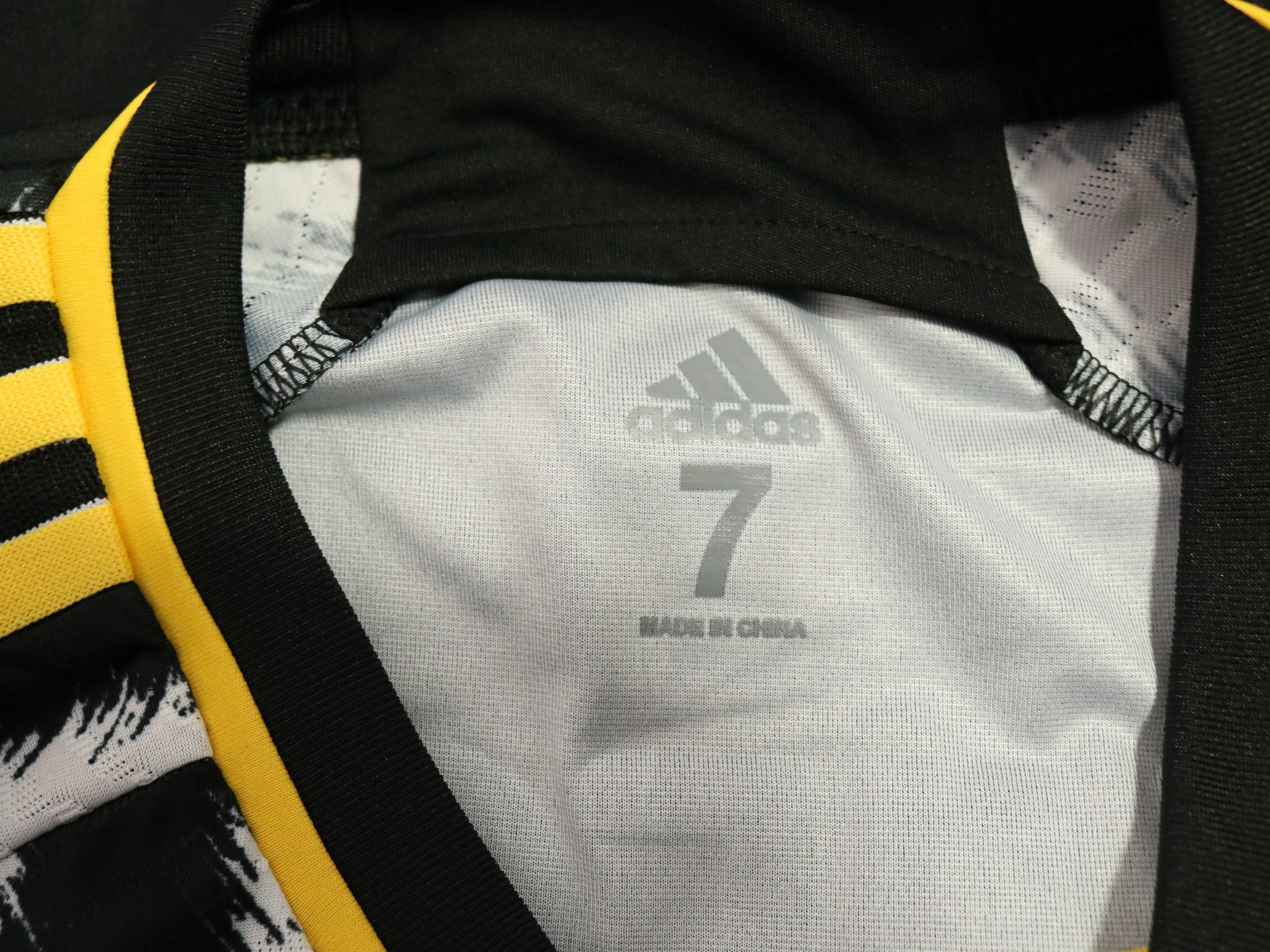 Chiesa's Juventus 2023/2024 Shirt, Signed with Personalized Dedication -  CharityStars