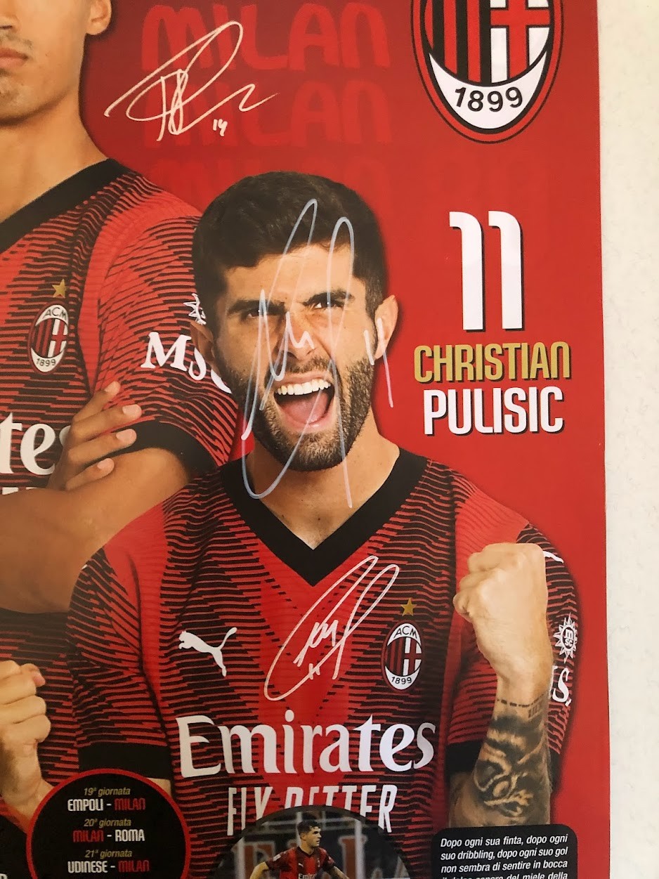 Calendario ufficiale Milan 2024 Autografato dai giocatori CharityStars