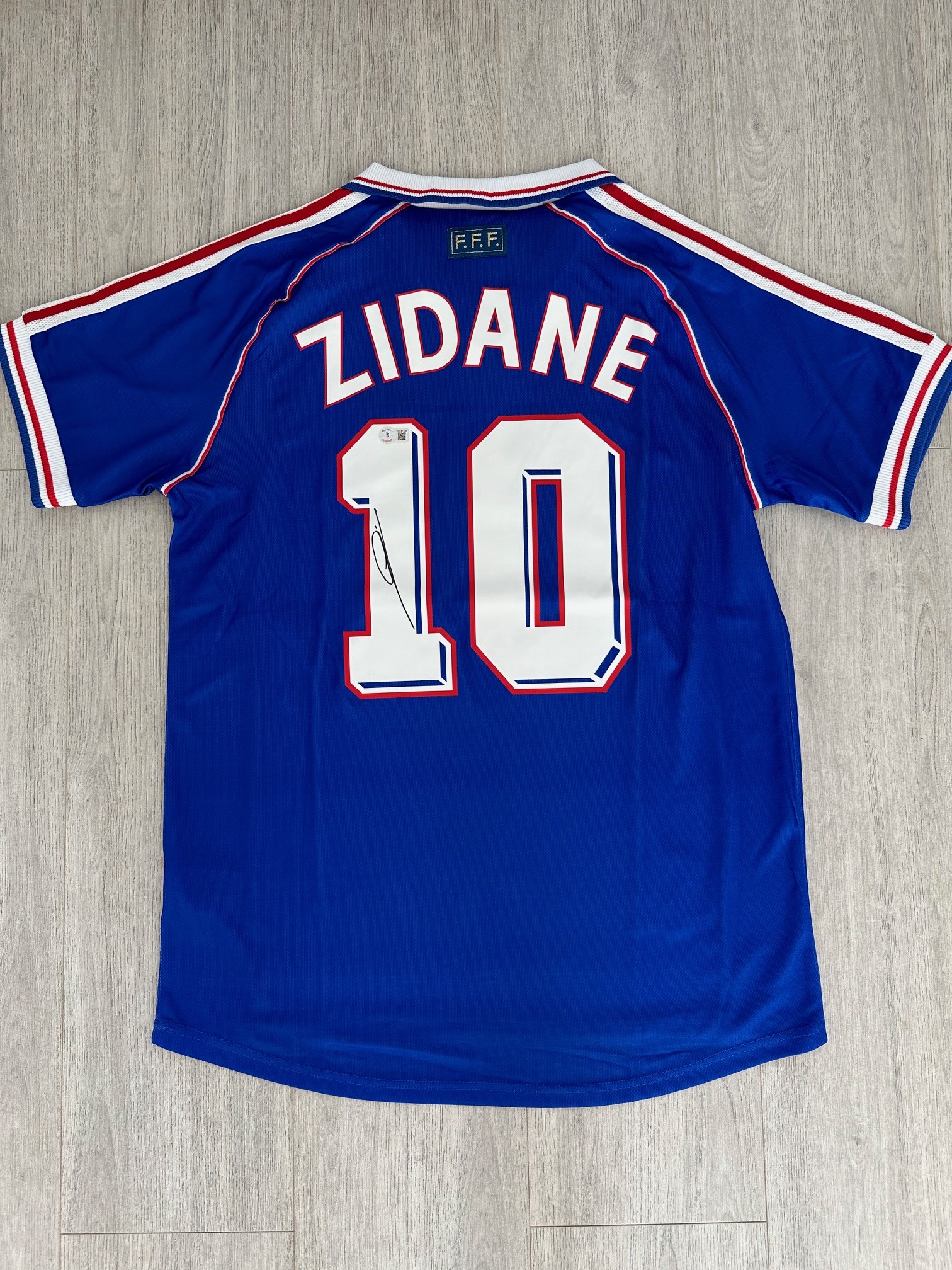 Zinedine Zidane's France 1998 Signed Shirt - CharityStars