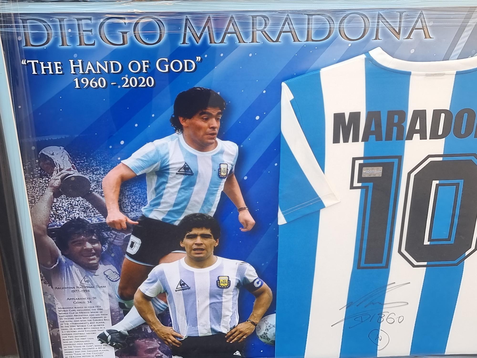 Lot Commémoratif MARADONA D10S – Maillot ARGENTINE + Pin + Drapeau #B