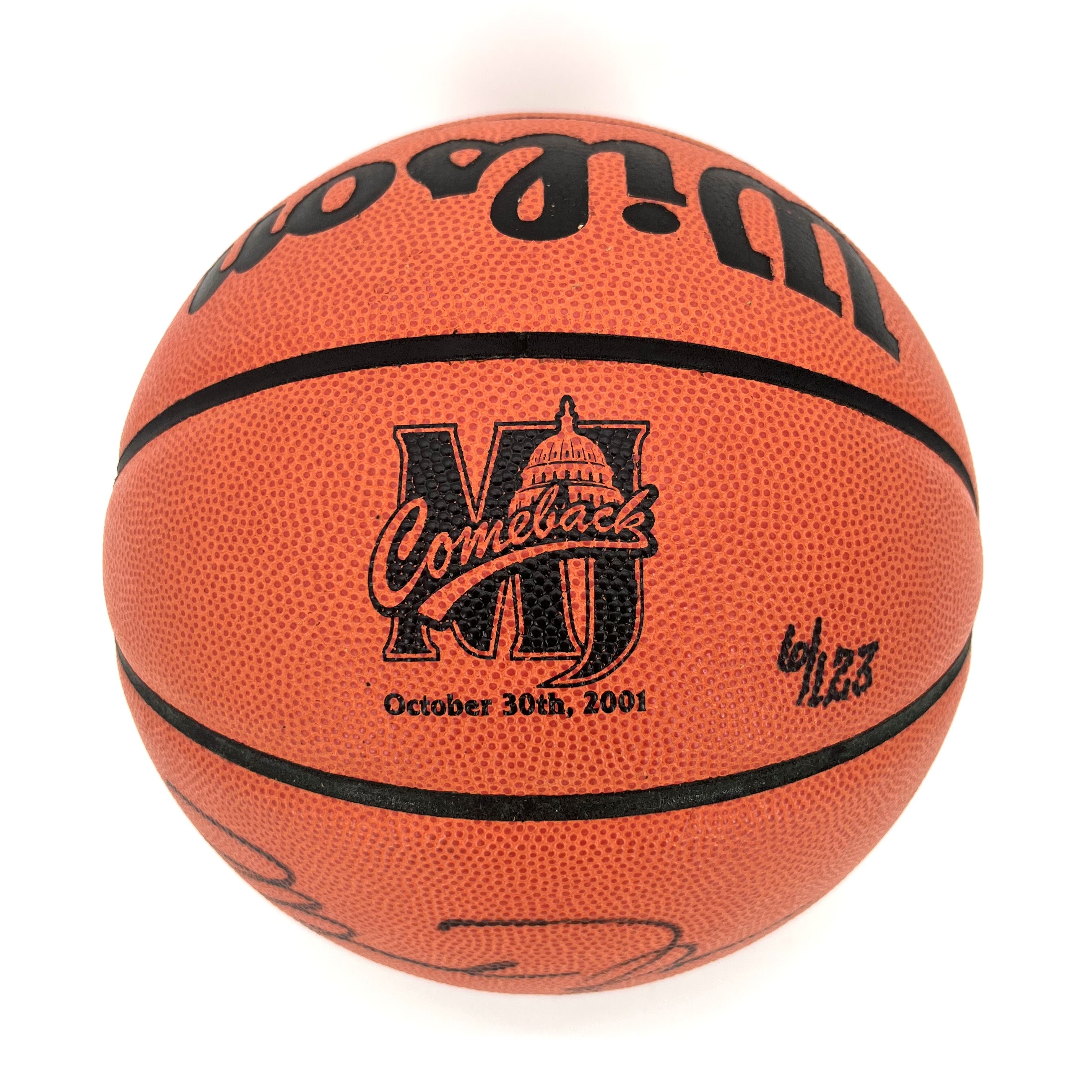 Pallone da basket in edizione limitata 10 123 autografato da Michael Jordan in teca CharityStars