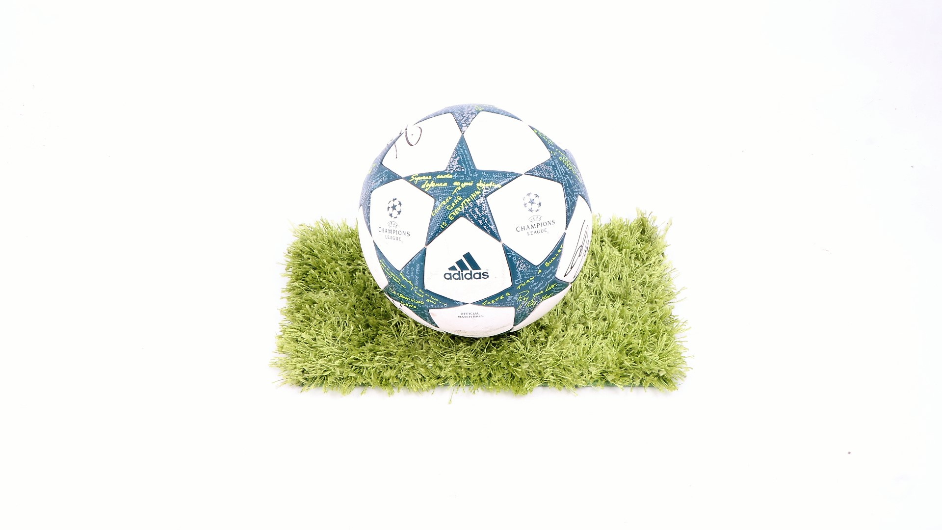 Pallone Ufficiale Juventus UCL - Autografato da Cristiano Ronaldo -  CharityStars