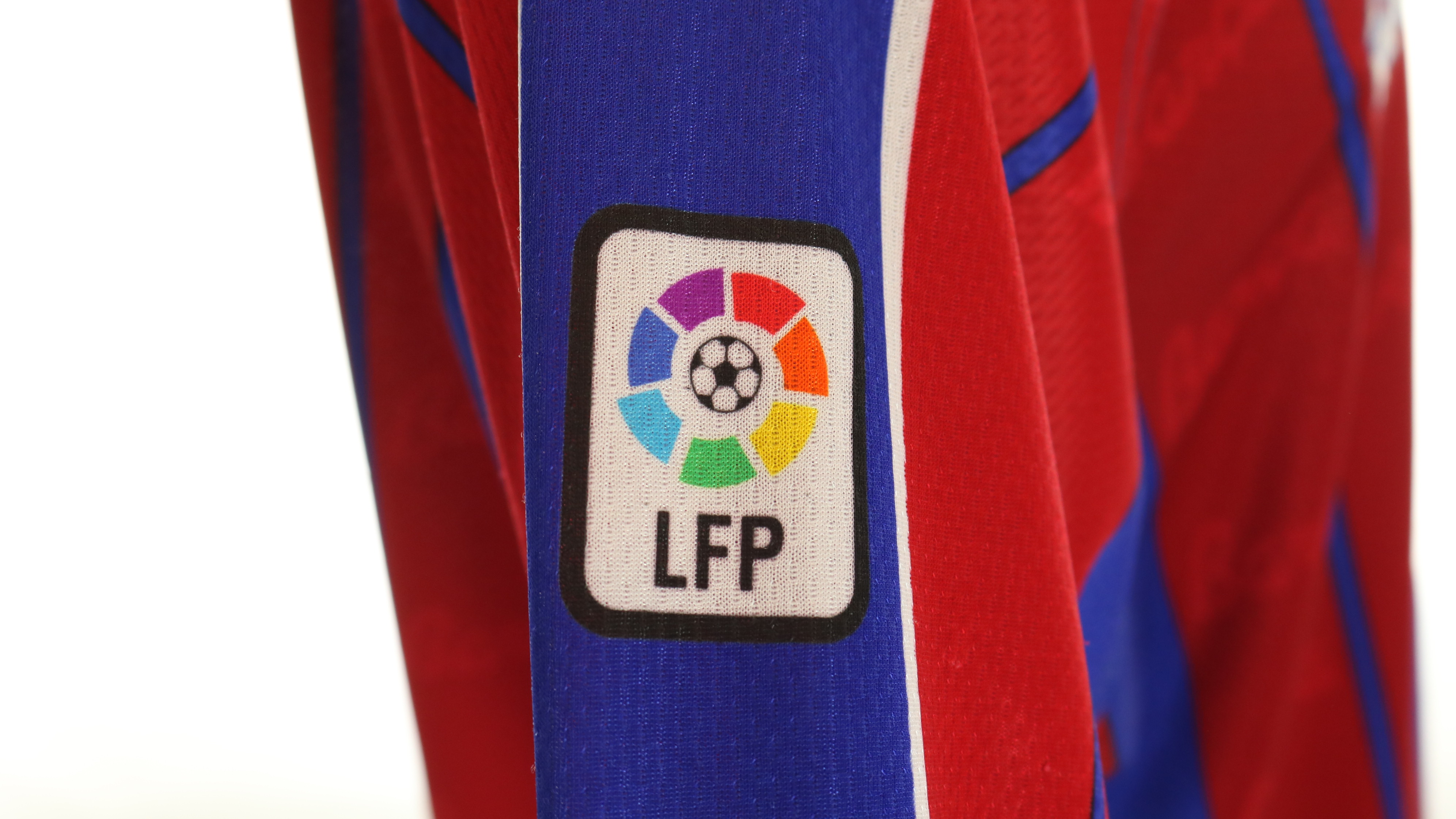 De La Peña's Official Barcelona Signed Shirt, 1997/98 - CharityStars