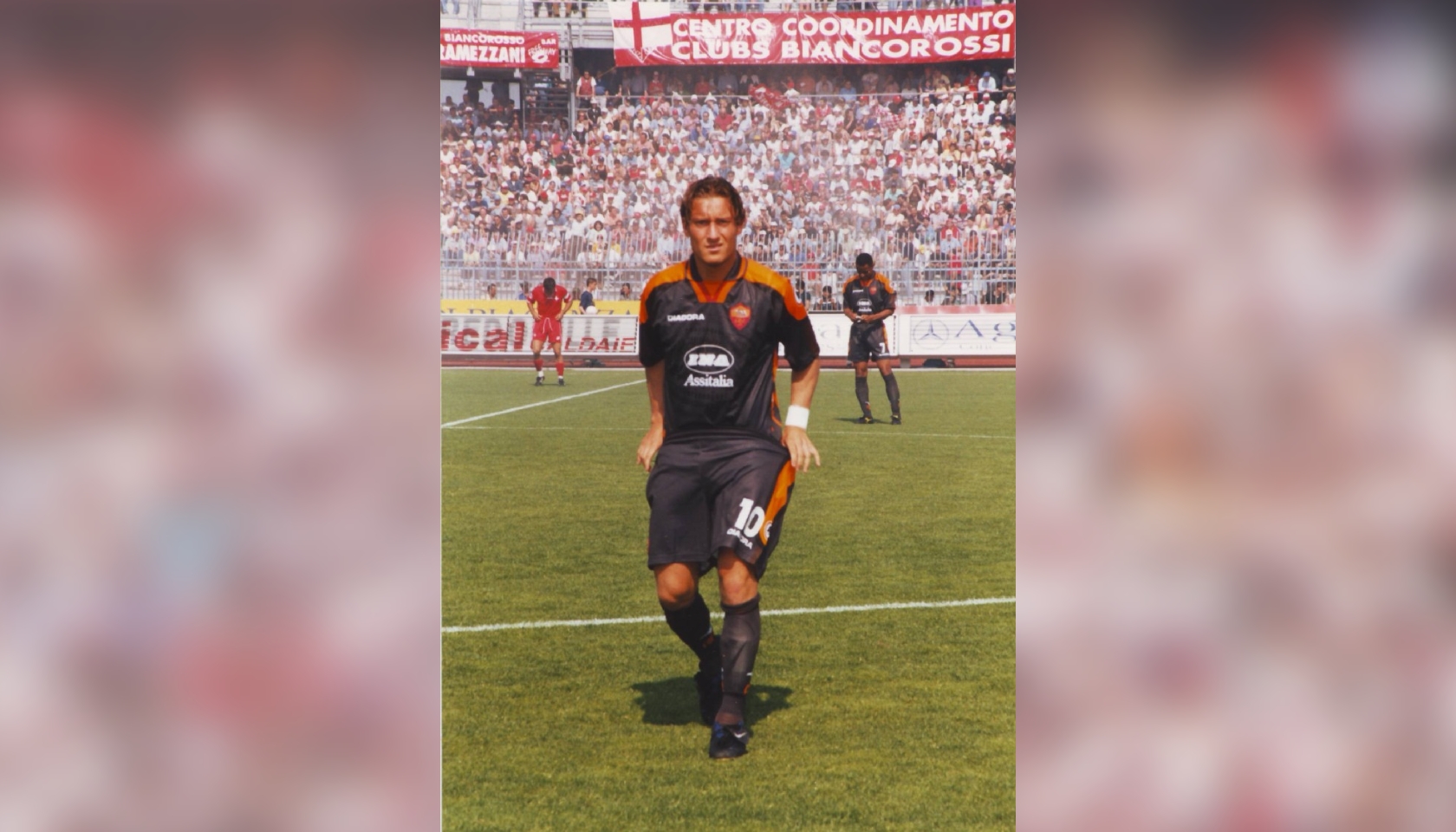 Maglia Totti Roma, 1998/99 - Autografata e incorniciata - CharityStars