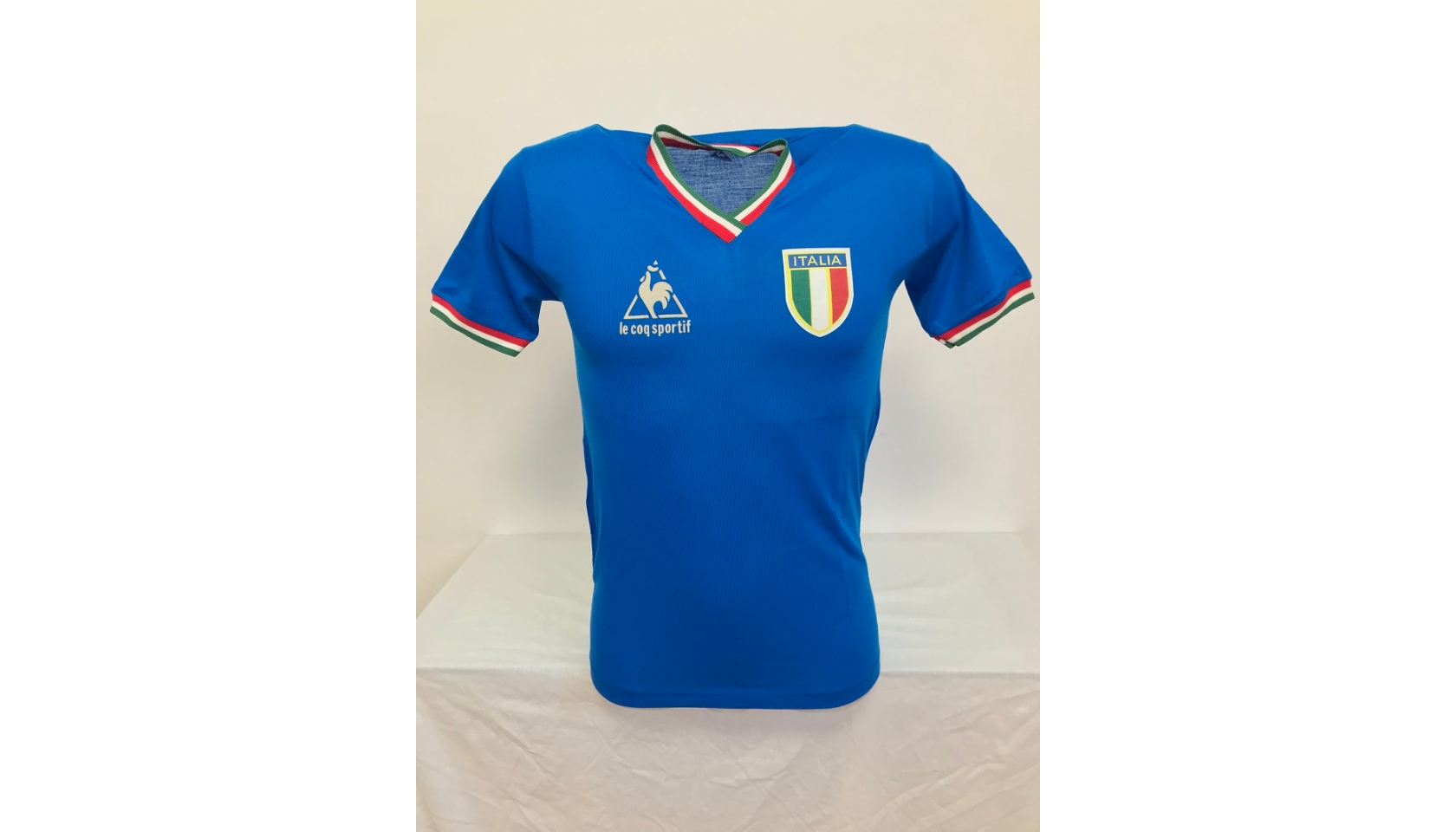 misdrijf Site lijn arm Le Coq Sportif Italy Shirt, 1982 - Signed by Paolo Rossi - CharityStars