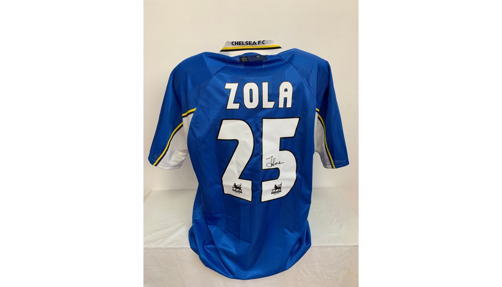 Chelsea Shirt 99/00 Season, Signed by Gianfranco Zola - CharityStars